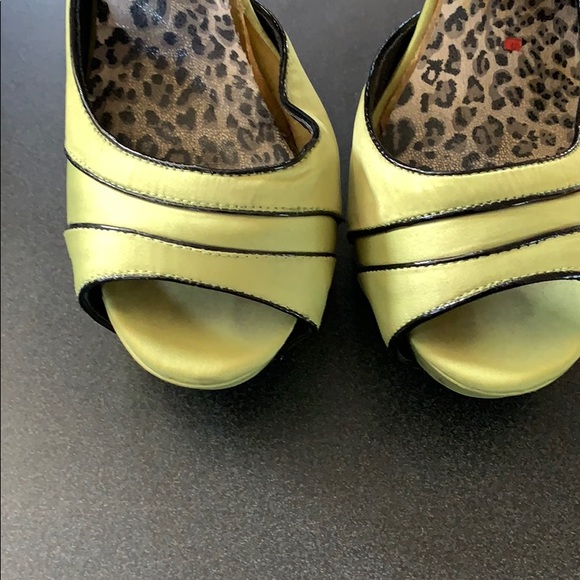Lime green and black high heel shoe - Picture 8 of 8